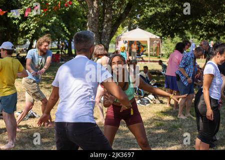 Wiltshire, Großbritannien. 29.. Juli 2022. 29.. Juli 2022, Womad Festival, Charlton Park, Malmesbury, Wiltshire. Brasilianischer Capoeira-Workshop in der wunderschönen grünen Umgebung des Arboretums das WOMAD Festival fand 1982 im Bath and West Showground in Shepton Mallet, Somerset, seine erste Veranstaltung statt. In den vergangenen 40 Jahren hat die Peter Gabriel-Organisation weltweit Festivals veranstaltet, von Spanien bis Neuseeland, Chile bis Abu Dhabi. Anlässlich des 40.-jährigen Jubiläums findet dieses Wochenende vom 28-30. Juli an sein Flaggschiff-Festival in Großbritannien im Charlton Park statt. WOMAD - Welt der Musik, Kunst und Tanz. Credi Stockfoto