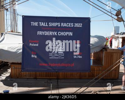 Antwerpen, Belgien, 24. Juli 2022, Hochschiffe Rennen, Banner der Teilnahme des Schiffes, Fryderyk Chopin aus Polen gebaut im Jahr 1992 Stockfoto