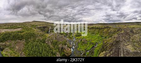 Drohnenblick auf die Wasserfälle von Gjain auf Island Stockfoto