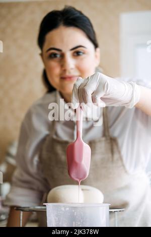 Konditor kleines Unternehmen, arabischen Konditor Koch machen Herz Form Spiegel Glaze Mousse Kuchen Stockfoto