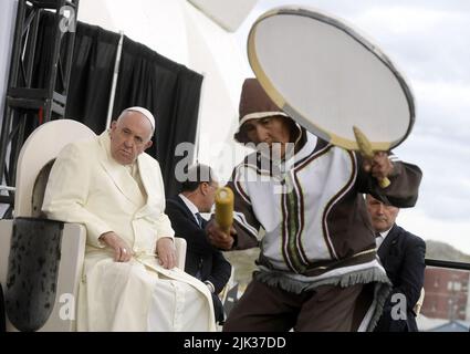 Nunavut, Kanada. 29.. Juli 2022. Papst Franziskus nimmt am 29. Juli 2022 an einem Treffen mit den Inuit-Bürgern in Iqaluit, Nunavut, Kanada, Teil. Papst Franziskus flog in die kanadische Arktis, um Inuit-Überlebende katholisch geführter Schulen zu treffen, in denen indigene Kinder über einen Zeitraum von Jahrzehnten missbraucht wurden, und zwar in der letzten Station einer wegweisenden Tour, bei der er sich für die Rolle der Kirche entschuldigte. Foto von Vatican Media /ABACAPRESS.COM Quelle: Abaca Press/Alamy Live News Stockfoto