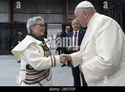 Nunavut, Kanada. 29.. Juli 2022. Papst Franziskus wird bei seiner Ankunft am 29. Juli 2022 auf dem Nakasuk Elementary School Square in Iqaluit, Nunavut, Kanada, begrüßt. Papst Franziskus flog in die kanadische Arktis, um Inuit-Überlebende katholisch geführter Schulen zu treffen, in denen indigene Kinder über einen Zeitraum von Jahrzehnten missbraucht wurden, und zwar in der letzten Station einer wegweisenden Tour, bei der er sich für die Rolle der Kirche entschuldigte. Foto von Vatican Media /ABACAPRESS.COM Quelle: Abaca Press/Alamy Live News Stockfoto