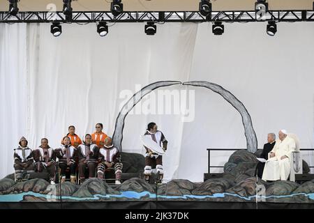 Nunavut, Kanada. 29.. Juli 2022. Papst Franziskus nimmt am 29. Juli 2022 an einem Treffen mit den Inuit-Bürgern in Iqaluit, Nunavut, Kanada, Teil. Papst Franziskus flog in die kanadische Arktis, um Inuit-Überlebende katholisch geführter Schulen zu treffen, in denen indigene Kinder über einen Zeitraum von Jahrzehnten missbraucht wurden, und zwar in der letzten Station einer wegweisenden Tour, bei der er sich für die Rolle der Kirche entschuldigte. Foto von Vatican Media /ABACAPRESS.COM Quelle: Abaca Press/Alamy Live News Stockfoto