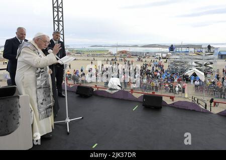 Nunavut, Kanada. 29.. Juli 2022. Papst Franziskus nimmt am 29. Juli 2022 an einem Treffen mit den Inuit-Bürgern in Iqaluit, Nunavut, Kanada, Teil. Papst Franziskus flog in die kanadische Arktis, um Inuit-Überlebende katholisch geführter Schulen zu treffen, in denen indigene Kinder über einen Zeitraum von Jahrzehnten missbraucht wurden, und zwar in der letzten Station einer wegweisenden Tour, bei der er sich für die Rolle der Kirche entschuldigte. Foto von Vatican Media /ABACAPRESS.COM Quelle: Abaca Press/Alamy Live News Stockfoto