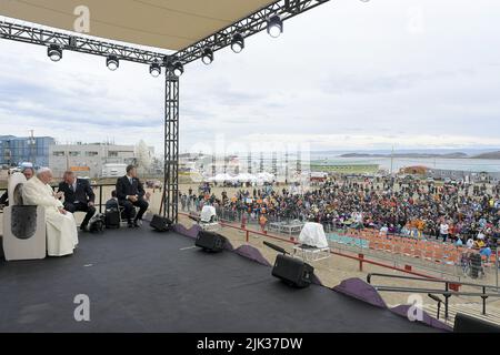 Nunavut, Kanada. 29.. Juli 2022. Papst Franziskus nimmt am 29. Juli 2022 an einem Treffen mit den Inuit-Bürgern in Iqaluit, Nunavut, Kanada, Teil. Papst Franziskus flog in die kanadische Arktis, um Inuit-Überlebende katholisch geführter Schulen zu treffen, in denen indigene Kinder über einen Zeitraum von Jahrzehnten missbraucht wurden, und zwar in der letzten Station einer wegweisenden Tour, bei der er sich für die Rolle der Kirche entschuldigte. Foto von Vatican Media /ABACAPRESS.COM Quelle: Abaca Press/Alamy Live News Stockfoto