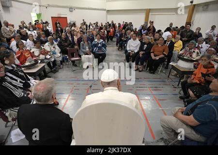 Nunavut, Kanada. 29.. Juli 2022. Papst Franziskus trifft sich am 29. Juli 2022 auf dem Nakasuk Elementary School Square in Iqaluit, Nunavut, Kanada, mit Alumni von Wohnschulen. Papst Franziskus flog in die kanadische Arktis, um Inuit-Überlebende katholisch geführter Schulen zu treffen, in denen indigene Kinder über einen Zeitraum von Jahrzehnten missbraucht wurden, und zwar in der letzten Station einer wegweisenden Tour, bei der er sich für die Rolle der Kirche entschuldigte. Foto von Vatican Media /ABACAPRESS.COM Quelle: Abaca Press/Alamy Live News Stockfoto