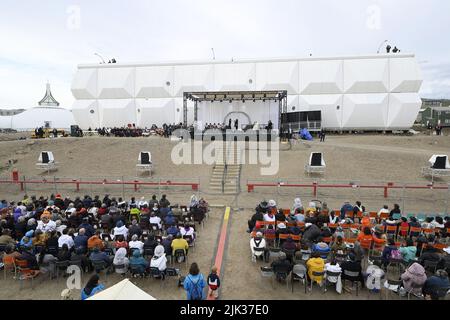 Nunavut, Kanada. 29.. Juli 2022. Papst Franziskus nimmt am 29. Juli 2022 an einem Treffen mit den Inuit-Bürgern in Iqaluit, Nunavut, Kanada, Teil. Papst Franziskus flog in die kanadische Arktis, um Inuit-Überlebende katholisch geführter Schulen zu treffen, in denen indigene Kinder über einen Zeitraum von Jahrzehnten missbraucht wurden, und zwar in der letzten Station einer wegweisenden Tour, bei der er sich für die Rolle der Kirche entschuldigte. Foto von Vatican Media /ABACAPRESS.COM Quelle: Abaca Press/Alamy Live News Stockfoto