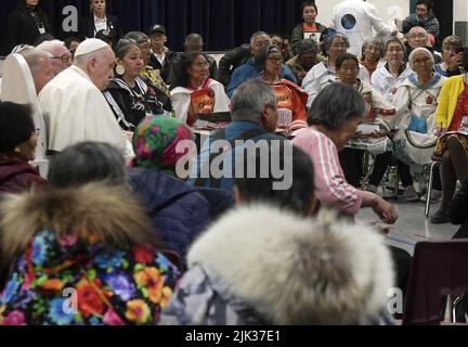Nunavut, Kanada. 29.. Juli 2022. Papst Franziskus trifft sich am 29. Juli 2022 auf dem Nakasuk Elementary School Square in Iqaluit, Nunavut, Kanada, mit Alumni von Wohnschulen. Papst Franziskus flog in die kanadische Arktis, um Inuit-Überlebende katholisch geführter Schulen zu treffen, in denen indigene Kinder über einen Zeitraum von Jahrzehnten missbraucht wurden, und zwar in der letzten Station einer wegweisenden Tour, bei der er sich für die Rolle der Kirche entschuldigte. Foto von Vatican Media /ABACAPRESS.COM Quelle: Abaca Press/Alamy Live News Stockfoto