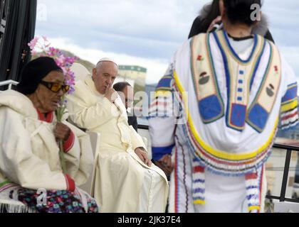 Nunavut, Kanada. 29.. Juli 2022. Papst Franziskus nimmt am 29. Juli 2022 an einem Treffen mit den Inuit-Bürgern in Iqaluit, Nunavut, Kanada, Teil. Papst Franziskus flog in die kanadische Arktis, um Inuit-Überlebende katholisch geführter Schulen zu treffen, in denen indigene Kinder über einen Zeitraum von Jahrzehnten missbraucht wurden, und zwar in der letzten Station einer wegweisenden Tour, bei der er sich für die Rolle der Kirche entschuldigte. Foto von Vatican Media /ABACAPRESS.COM Quelle: Abaca Press/Alamy Live News Stockfoto
