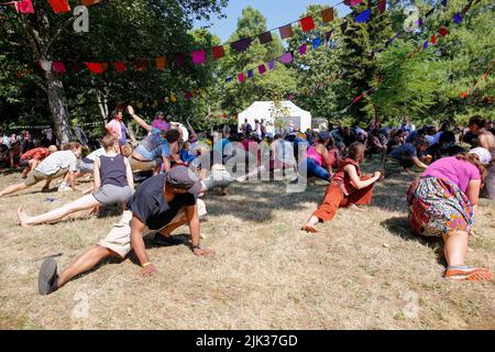 Wiltshire, Großbritannien. 29.. Juli 2022. 29.. Juli 2022, Womad Festival, Charlton Park, Malmesbury, Wiltshire. Brasilianischer Capoeira-Workshop in der wunderschönen grünen Umgebung des Arboretums das WOMAD Festival fand 1982 im Bath and West Showground in Shepton Mallet, Somerset, seine erste Veranstaltung statt. In den vergangenen 40 Jahren hat die Peter Gabriel-Organisation weltweit Festivals veranstaltet, von Spanien bis Neuseeland, Chile bis Abu Dhabi. Anlässlich des 40.-jährigen Jubiläums findet dieses Wochenende vom 28-30. Juli an sein Flaggschiff-Festival in Großbritannien im Charlton Park statt. WOMAD - Welt der Musik, Kunst und Tanz. Credi Stockfoto