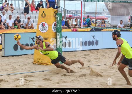 Termoli, Italien. 30.. Juli 2022. Verteidigung von Alex Ranghieri während Campionato Italiano Assoluto Gold (day2), Beach Volley in Termoli, Italien, Juli 30 2022 Quelle: Unabhängige Fotoagentur/Alamy Live News Stockfoto