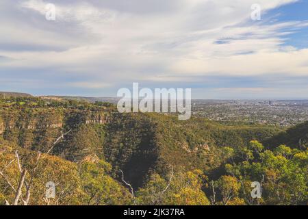 Vom Aussichtspunkt im Morialta Conservation Park in Südaustralien aus hat man einen atemberaubenden Blick auf die Stadt Adelaide Stockfoto