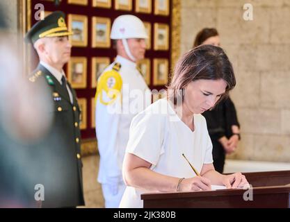 Ankara, Türkei. 30.. Juli 2022. Annalena Baerbock (Bündnis 90/die Grünen), Außenministerin, besucht das Atatürk-Mausoleum und schreibt nach dem Kranzniederlegen in das Gedenkbuch. Quelle: Annette Riedl/dpa/Alamy Live News Stockfoto