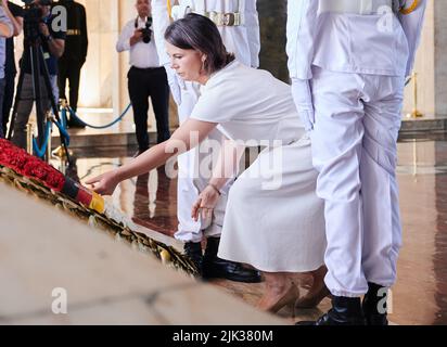 Ankara, Türkei. 30.. Juli 2022. Die Außenministerin Annalena Baerbock (Bündnis 90/die Grünen) besucht das Atatürk-Mausoleum und arrangiert den Kranz, während die Kranzträger zur Seite stehen. Quelle: Annette Riedl/dpa/Alamy Live News Stockfoto