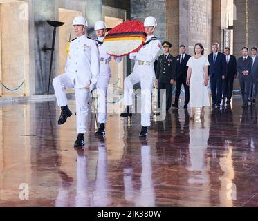 Ankara, Türkei. 30.. Juli 2022. Annalena Baerbock (Bündnis 90/die Grünen, r), Außenministerin, geht bei ihrem Besuch im Atatürk-Mausoleum hinter die Kranzträger, um den Kranz zu legen. Quelle: Annette Riedl/dpa/Alamy Live News Stockfoto