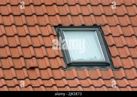 Einzelfenster im braunen Dachboden Stockfoto