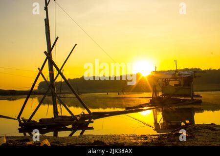 Keramba ikan (Fischzucht) im See. Keramba ikan ist ein traditioneller Fischkäfig, eine traditionelle Aquakulturfarm in indonesien Stockfoto