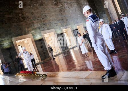 Ankara, Türkei. 30.. Juli 2022. Die Außenministerin Annalena Baerbock (Bündnis 90/die Grünen) steht nach der Kranzniederlegung im Atatürk-Mausoleum. Quelle: Annette Riedl/dpa/Alamy Live News Stockfoto