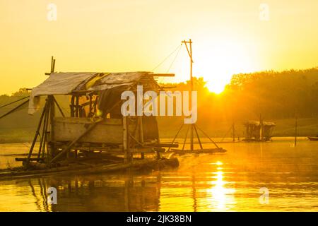 Keramba ikan (Fischzucht) im See. Keramba ikan ist ein traditioneller Fischkäfig, eine traditionelle Aquakulturfarm in indonesien Stockfoto