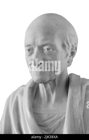 Statue des berühmten französischen Philosophen Voltaire, isoliert auf Weiß mit einem Abschneideweg Stockfoto