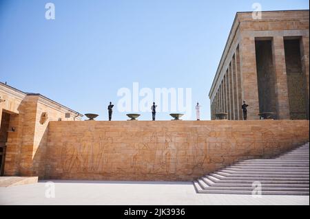 Ankara, Türkei. 30.. Juli 2022. Während des Besuchs von Außenminister Baerbock stehen Wachen an der Wand des Atatürk-Mausoleums. Quelle: Annette Riedl/dpa/Alamy Live News Stockfoto