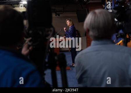 Washington DC, USA. 30.. Juli 2022. Die Sprecherin des Repräsentantenhauses der Vereinigten Staaten, Nancy Pelosi (Demokratin von Kalifornien), hält am Freitag, den 7. Juli, eine Pressekonferenz auf dem Capitol Hill in Washington, DC, USA, ab. 29. Juli 2022. Foto von Chris Kleponis / CNP/ABACAPRESS.COM Quelle: Abaca Press/Alamy Live News Stockfoto