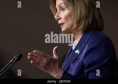 Washington DC, USA. 30.. Juli 2022. Die Sprecherin des Repräsentantenhauses der Vereinigten Staaten, Nancy Pelosi (Demokratin von Kalifornien), hält am Freitag, den 7. Juli, eine Pressekonferenz auf dem Capitol Hill in Washington, DC, USA, ab. 29. Juli 2022. Foto von Chris Kleponis / CNP/ABACAPRESS.COM Quelle: Abaca Press/Alamy Live News Stockfoto