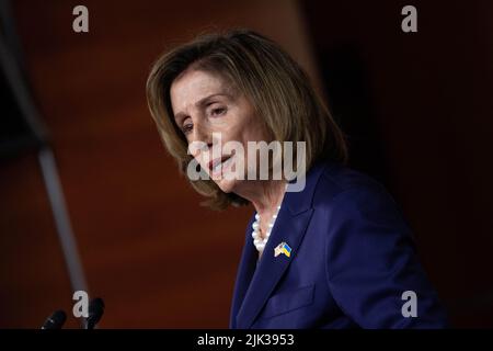 Washington DC, USA. 30.. Juli 2022. Die Sprecherin des Repräsentantenhauses der Vereinigten Staaten, Nancy Pelosi (Demokratin von Kalifornien), hält am Freitag, den 7. Juli, eine Pressekonferenz auf dem Capitol Hill in Washington, DC, USA, ab. 29. Juli 2022. Foto von Chris Kleponis / CNP/ABACAPRESS.COM Quelle: Abaca Press/Alamy Live News Stockfoto