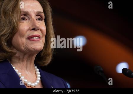 Washington DC, USA. 30.. Juli 2022. Die Sprecherin des Repräsentantenhauses der Vereinigten Staaten, Nancy Pelosi (Demokratin von Kalifornien), hält am Freitag, den 7. Juli, eine Pressekonferenz auf dem Capitol Hill in Washington, DC, USA, ab. 29. Juli 2022. Foto von Chris Kleponis / CNP/ABACAPRESS.COM Quelle: Abaca Press/Alamy Live News Stockfoto