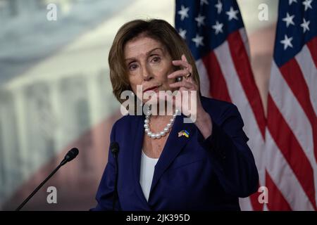 Washington DC, USA. 30.. Juli 2022. Die Sprecherin des Repräsentantenhauses der Vereinigten Staaten, Nancy Pelosi (Demokratin von Kalifornien), hält am Freitag, den 7. Juli, eine Pressekonferenz auf dem Capitol Hill in Washington, DC, USA, ab. 29. Juli 2022. Foto von Chris Kleponis / CNP/ABACAPRESS.COM Quelle: Abaca Press/Alamy Live News Stockfoto