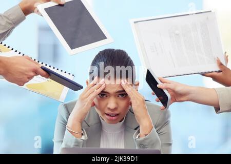 Man muss lernen, nein zu sagen, ohne sich schuldig zu fühlen. Eine junge Frau, die einen stressigen Arbeitstag hat. Stockfoto