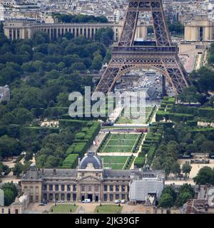 Luftbild von Paris mit dem Champs de Mars und dem Eiffelturm in Sicht Stockfoto