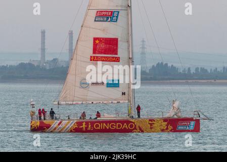 Southend on Sea, Essex, Großbritannien. 30. Juli 2022. Das Rennen der Clipper Round the World-Yacht begann im September 2019 an der Themse-Mündung, wurde jedoch aufgrund der COVID 19-Pandemie teilweise auf der globalen Route unterbrochen. Anfang des Jahres haben die Rennyachten die Route 40.000nm bis zur Ziellinie in der Themse-Mündung vor dem Southend Pier im Morgengrauen abgeschlossen. Das Gesamtrennen wurde vom Qingdao-Team gewonnen, das im Ziel gesehen wurde. 11 Teams parkt in identischen 70-Fuß-Yachten Stockfoto