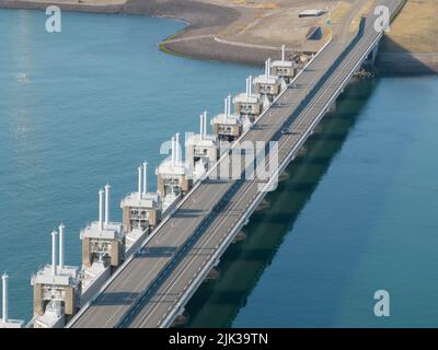 Das Oosterscheldekering ist ein Hochwasserschutzsystem in den Niederlanden, das Teil des Deltawerks in den Provinzen Zeeland ist. Technische Sperrungen Stockfoto