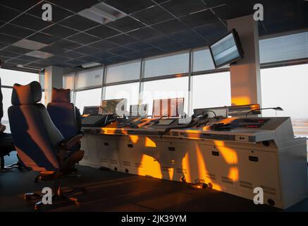 Der Arbeitsplatz des Flugplaners am Flughafen. Flugkontrollturm. Hintergrund zum Luftverkehr. Air Traffic Manager Sessel und Fernbedienung mit Bildschirm. Fluglotsenraum. Stockfoto