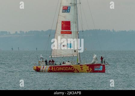 Southend on Sea, Essex, Großbritannien. 30. Juli 2022. Das Rennen der Clipper Round the World-Yacht begann im September 2019 an der Themse-Mündung, wurde jedoch aufgrund der COVID 19-Pandemie teilweise auf der globalen Route unterbrochen. Anfang des Jahres haben die Rennyachten die Route 40.000nm bis zur Ziellinie in der Themse-Mündung vor dem Southend Pier im Morgengrauen abgeschlossen. Das Gesamtrennen gewann das Qingdao-Team, das die Masten des Wracks der SS Richard Montgomery in Richtung Ziellinie passieren musste. 11 Teams parkt in identischen 70-Fuß-Yachten Stockfoto