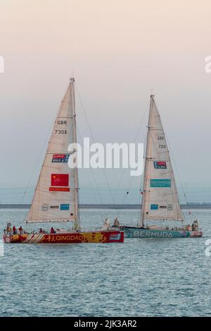 Southend on Sea, Essex, Großbritannien. 30. Juli 2022. Das Rennen der Clipper Round the World-Yacht begann im September 2019 an der Themse-Mündung, wurde jedoch aufgrund der COVID 19-Pandemie teilweise auf der globalen Route unterbrochen. Anfang des Jahres haben die Rennyachten die Route 40.000nm bis zur Ziellinie in der Themse-Mündung vor dem Southend Pier im Morgengrauen abgeschlossen. Das Gesamtrennen gewann das Qingdao-Team und schloss sich nach dem Ziel dem Team Bermuda an. 11 Teams parkt in identischen 70-Fuß-Yachten Stockfoto