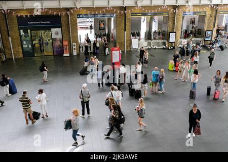 Kings Cross Station, London, Großbritannien. 30.. Juli 2022. ASLEF-Gewerkschaftsmitglieder ergreifen Streikmaßnahmen, eingeschränkter Zugverkehr am Bahnhof Kings Cross. Kredit: Matthew Chattle/Alamy Live Nachrichten Stockfoto