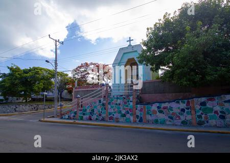 Eine kleine, farbenfrohe Kirche auf der Isla Mujeres in Mexiko Stockfoto
