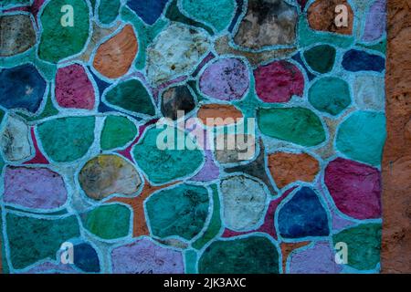 Eine farbenfrohe Steinmauer in Isla Mujeres, Mexiko Stockfoto
