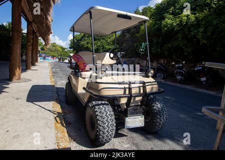 Golfwagen sind ein häufiger Anblick auf den Straßen von Isla Mujeres in der Nähe von Cancun, Mexiko Stockfoto