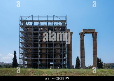 ATHEN, GRIECHENLAND - 14. MAI 2022: Zeus-Tempel in Athen, Griechenland Restaurierung Stockfoto