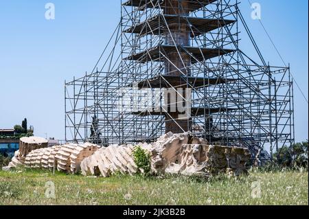 ATHEN, GRIECHENLAND - 14. MAI 2022: Zeus-Tempel in Athen, Griechenland Restaurierung Stockfoto