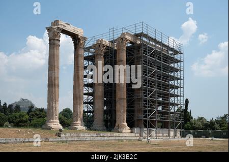 ATHEN, GRIECHENLAND - 14. MAI 2022: Zeus-Tempel in Athen, Griechenland Restaurierung Stockfoto