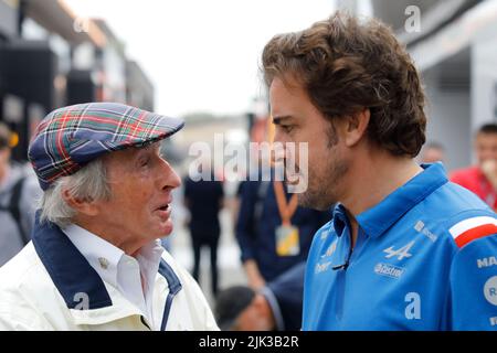 Magyorod, Ungarn. Juli 30. 2022. Formel 1 großer Preis von Ungarn in Hungaroring, Ungarn. Abgebildet: Fernando Alonso (SPA) von Alpine und Jackie Stewart © Piotr Zajac/Alamy Live News Stockfoto