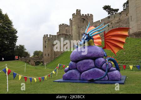 WARWIK, GROSSBRITANNIEN - 15. SEPTEMBER 2014: Dies ist ein fabelhafter Drache an den Wänden des mittelalterlichen Warwick Castle, das jetzt in eine Hi verwandelt wurde Stockfoto