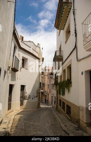 Eine schmale Straße in der Nähe des Rathauses von Sitges; Provinz Barcelona Stockfoto