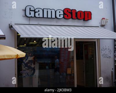 Basel, Schweiz - Juli 4 2022: GameStop Videospiel-Store in Basel. GameStop ist ein Einzelhändler für Videospiele und Elektronik IV Stockfoto