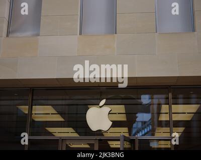 Basel, Schweiz - Juli 4 2022: Apple Store Logo am Eingang zum Apple Store in Basel. Stockfoto