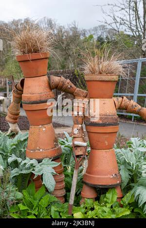 Exzentrische Vogelscheuchen aus Blumentöpfen im Obst- und Gemüsegarten, RHS Rosemoor, Devon, UK Stockfoto